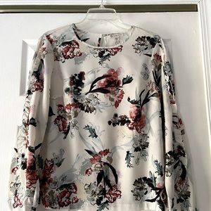 Beautiful feminine blouse.  Great condition!!